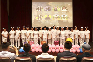 暨大護理學系與高齡長照學程原民專班學生於加冠典禮合影。（暨大提供）