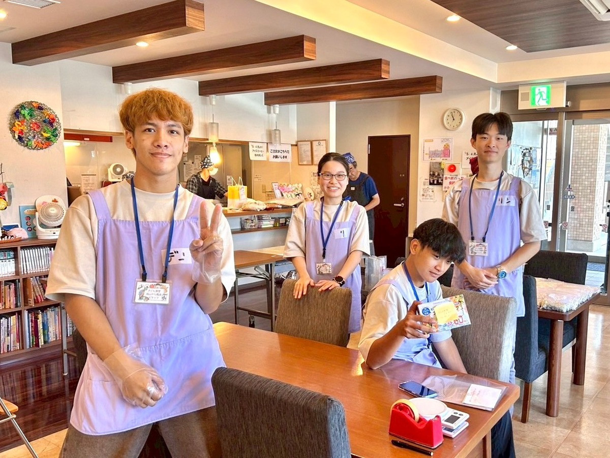 暨大護理學系與高齡長照學程原民專班學生於國外實習留影。（暨大提供） 