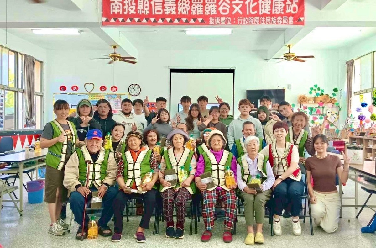 暨大護理學系與高齡長照學程原民專班學生於社區關懷長輩合影。（暨大提供）