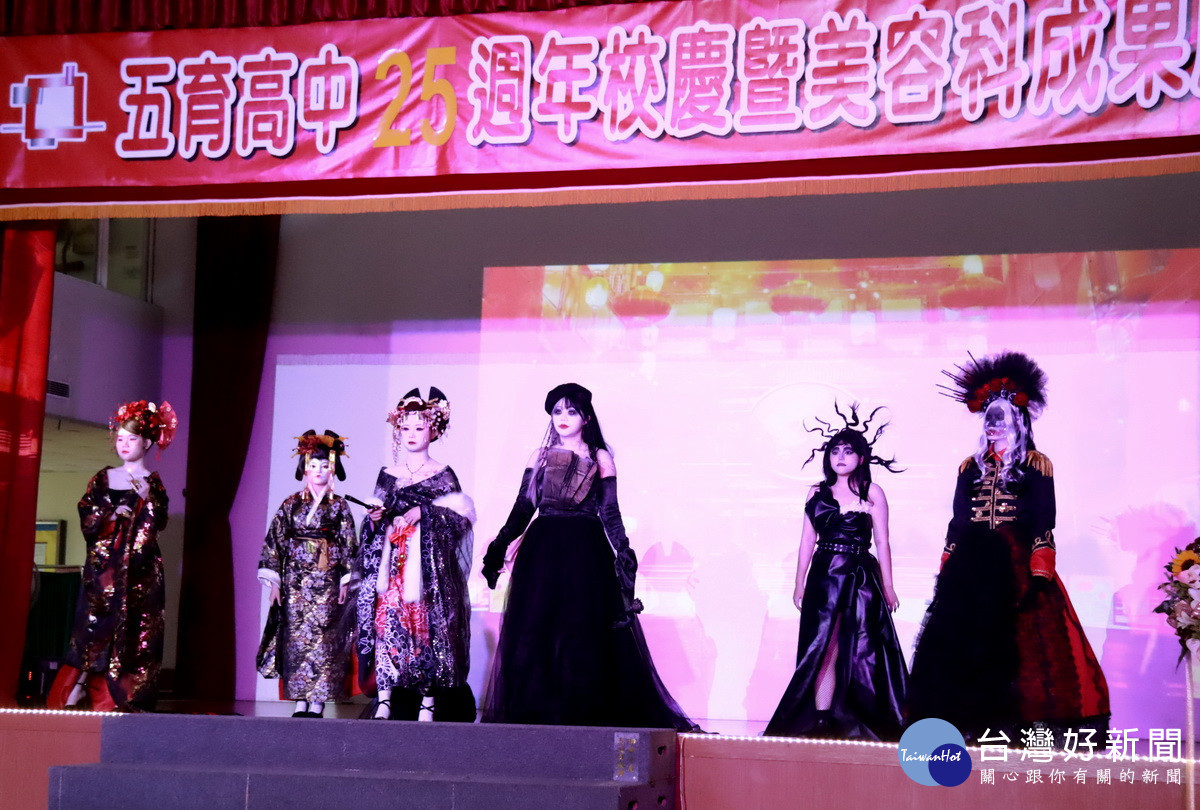 美容科同學展現學習成果。（記者扶小萍攝）