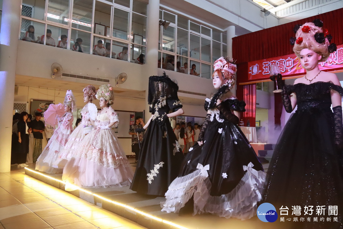 美容科同學展現學習成果。（記者扶小萍攝）