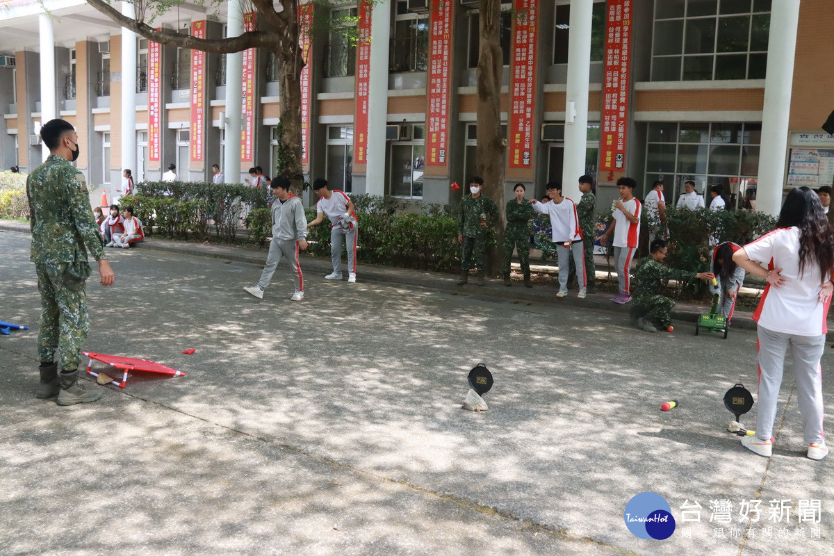 陸軍砲兵第五八指揮部設闖關遊戲。（記者扶小萍攝）