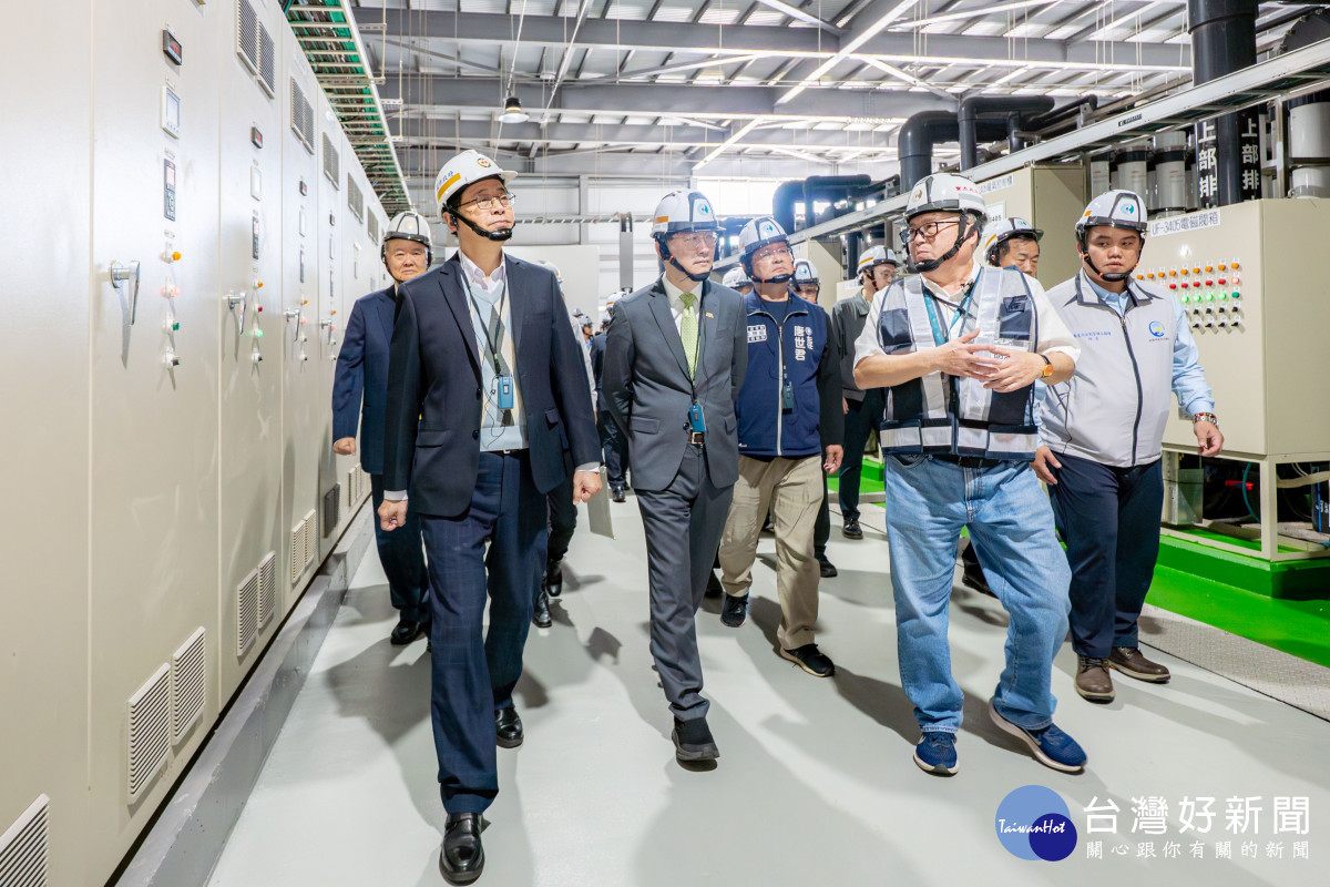 張市長與出席嘉賓參觀再生水廠。