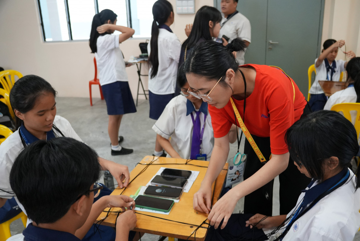 高婉玲同學赴馬來西亞帶領當地學童寓教於樂中學習。