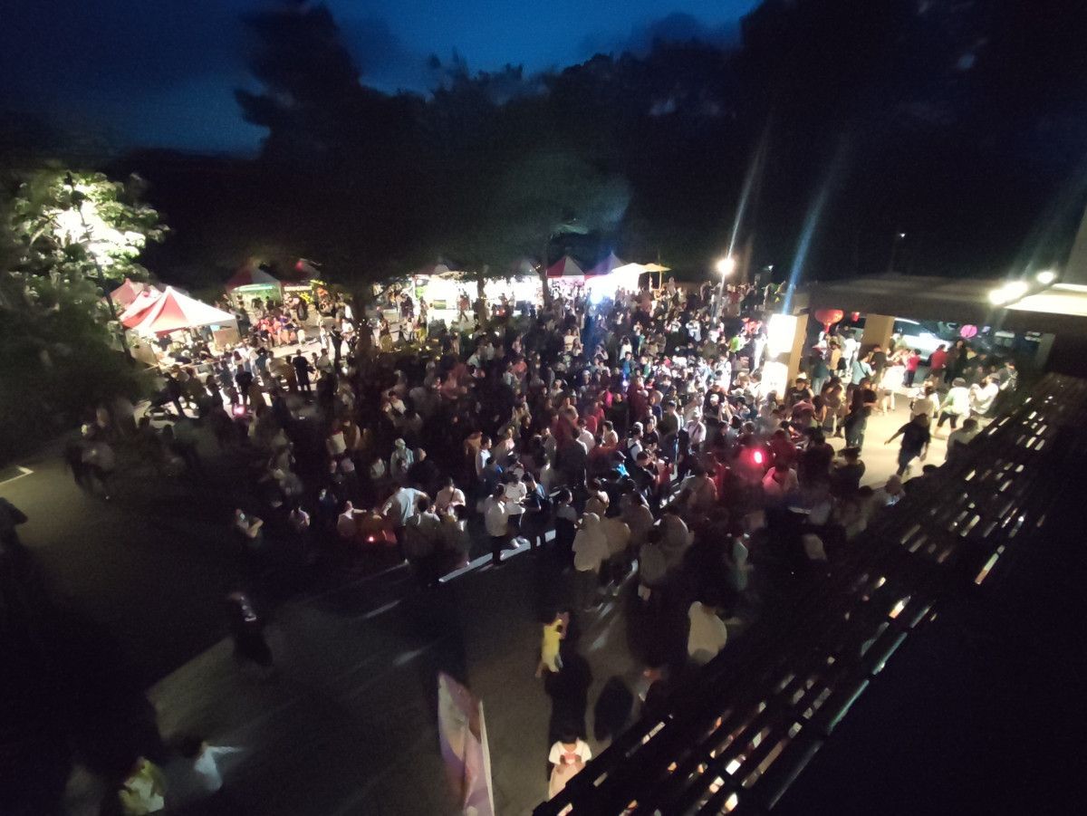 東勢林場賞螢季期間天晚上的7、8點各安排一場賞螢的導覽解說，由林場解說員帶領大家前往螢火蟲棲息地賞螢。(圖/東勢林場)