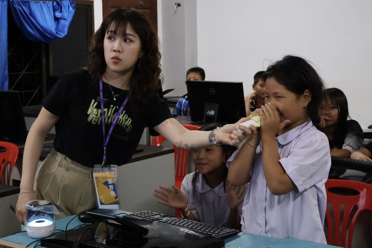 圖4鄭婷徽同學發揮教師專業投入教學志工服務。