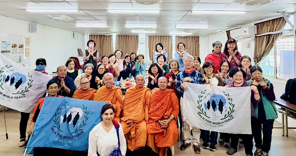 全台福智傳心委員接力護持國際僧侶「為世界和平而走」行動，每日供養素齋，並悉心安排住宿、歇息與補給