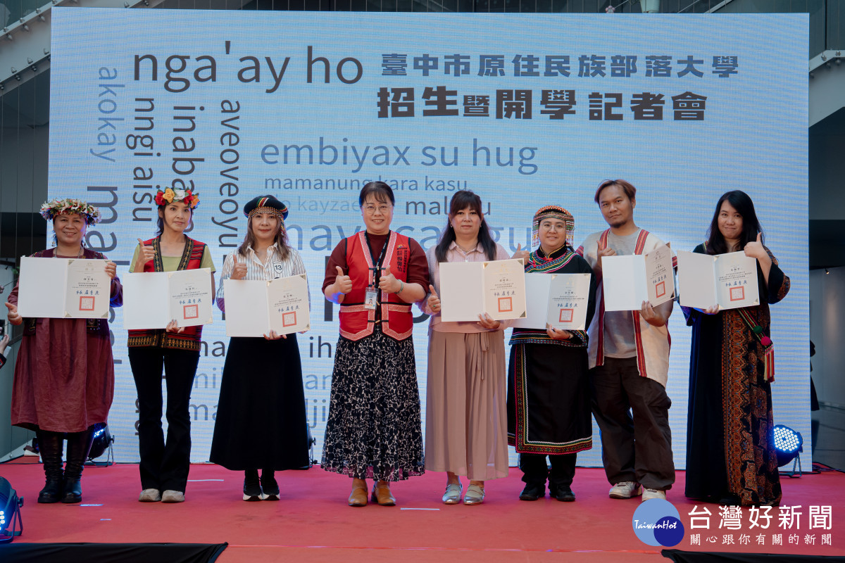 楊主委頒發新年度教師聘書