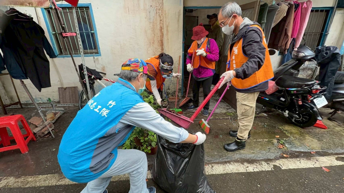 榮民清寒學子居家環境髒亂　新竹榮服處攜手慈濟冒雨清理