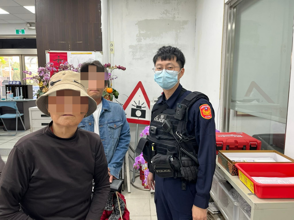 龍興派出所員警協助一名迷途失智長者平安返家。