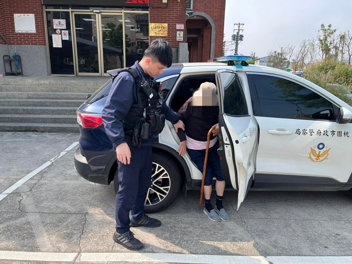 柱杖老婦迷途街頭　中壢暖警即刻伸援助返家