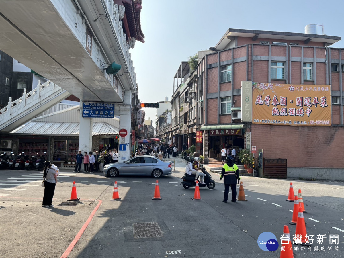 桃園市交通警察大隊呼籲請民眾避開壅塞路段、提早規劃行程，並配合警方管制疏導。