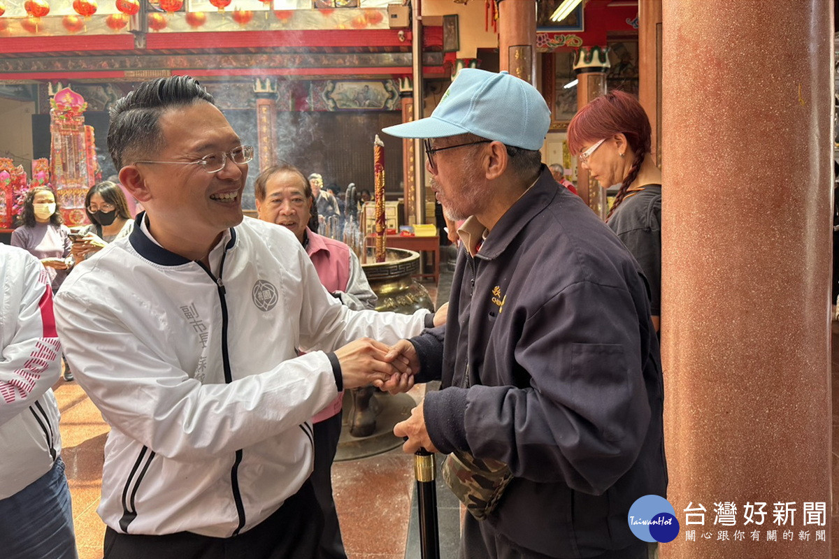 桃園市副市長蘇俊賓出席平鎮區東勢建安宮「六保輪值開漳聖王聖誕慶典」與信眾話家常。<br />
