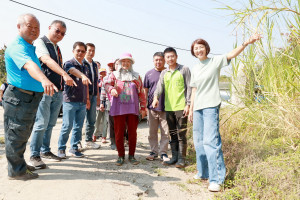 許縣長與議員蔡宗智、林儒暘等人到名間鄉各村會勘基層建設。（縣府提供）
