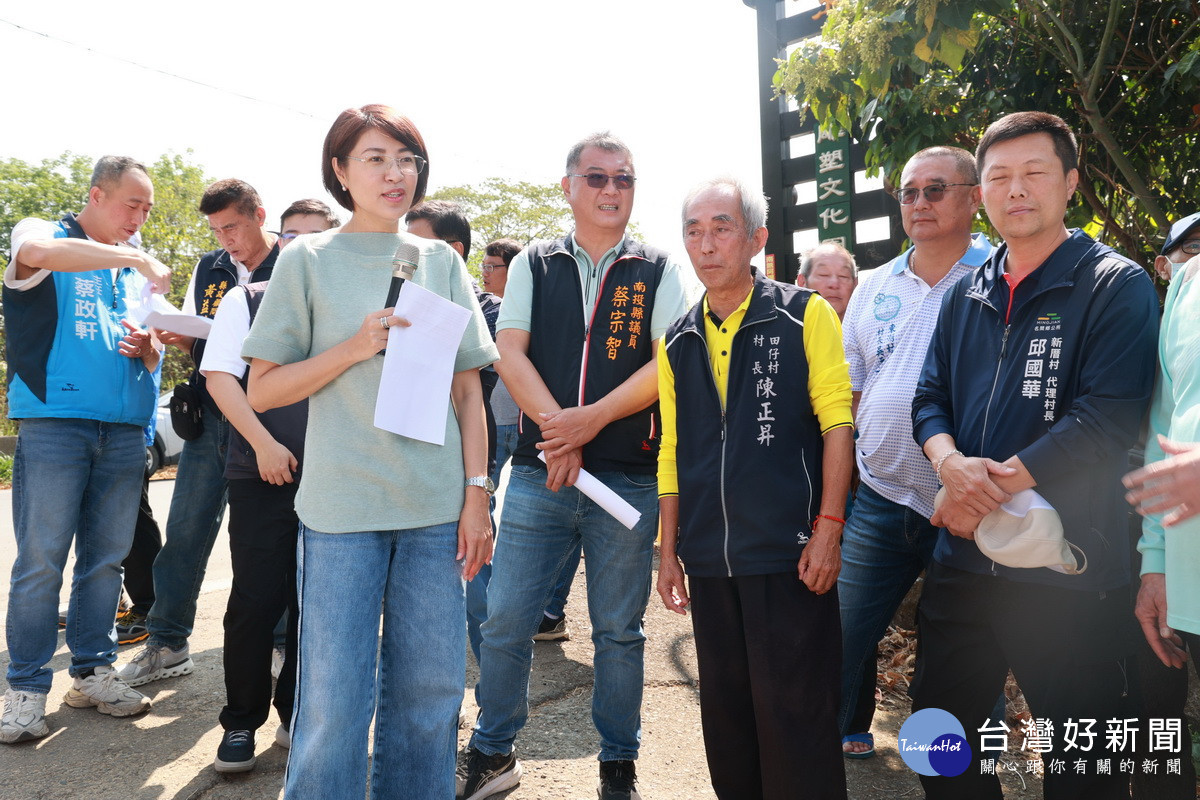 各村村長等都向許縣長報告實際缺失期許改善。（縣府提供）