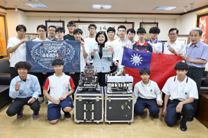 雲林縣長張麗善接見由雲林縣正心中學、斗六高中、斗南高中、維多利亞實驗中學、斗六國中、虎尾科技大學精密機械五專部以及西螺高級農工職業學校等校跨校組成的機器人團隊／翻攝照片