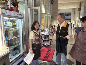 消保官現場瞭解海鮮餐廳價格標示狀況（圖／新竹市政府提供）