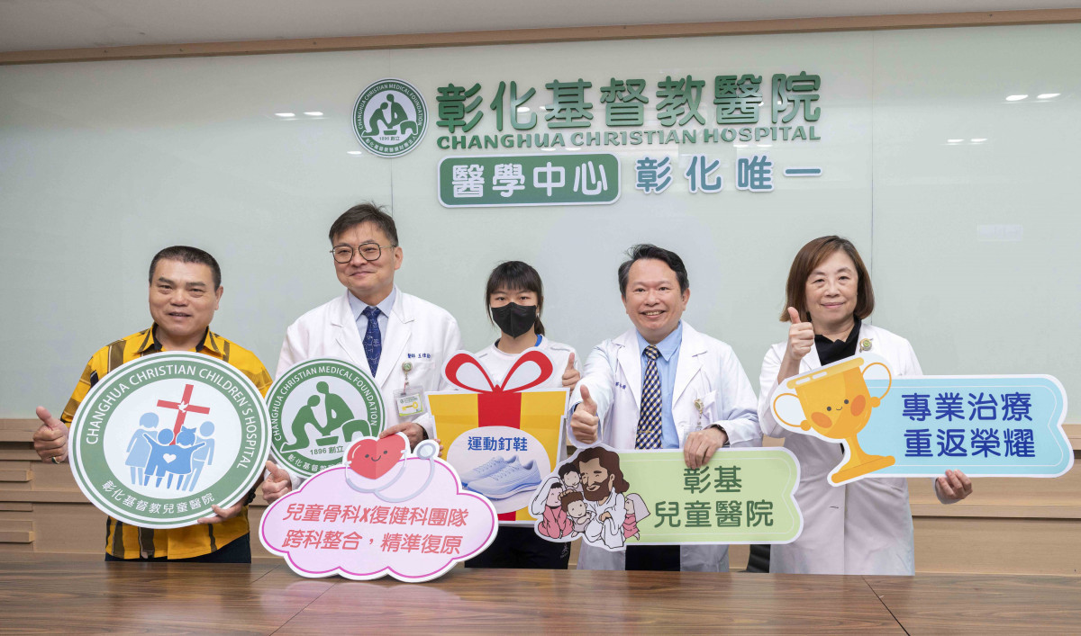 彰基醫療團隊與洪小妹父女合影，共同見證跨科整合醫療讓運動員重返榮耀。圖／彰基醫院提供