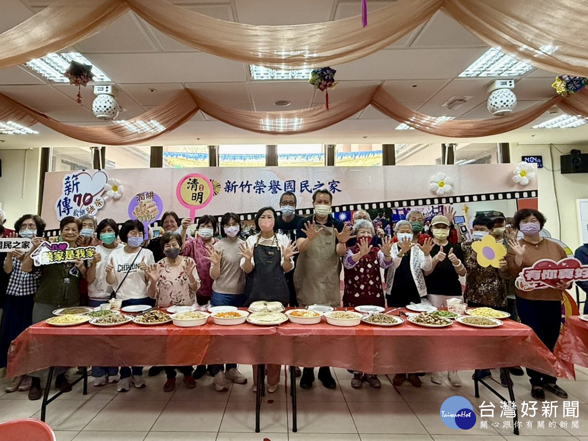 榮家主任、副主任與長輩們跟豐富鮮美的食材合照，為活動拉開序幕。