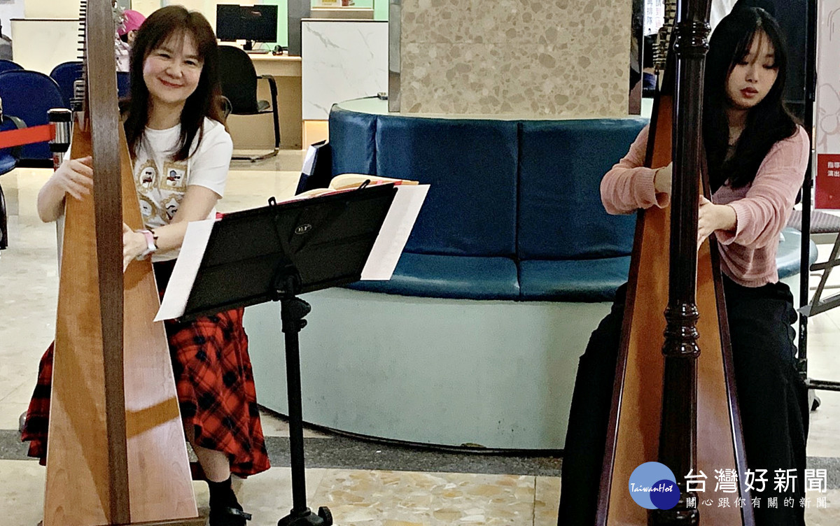 豎琴家王菁菁（左）領銜演出，與學生共同合奏，以悠揚琴聲為院內病患、家屬及醫護人員帶來溫暖療癒的音樂饗宴