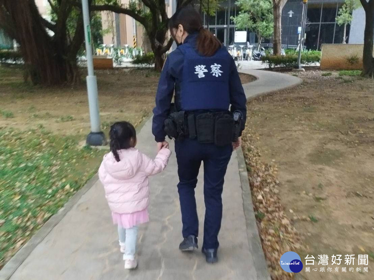 6歲女童民俗公園迷途，平鎮警助回家人懷抱。