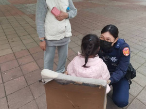 6歲女童民俗公園迷途，平鎮警助回家人懷抱。
