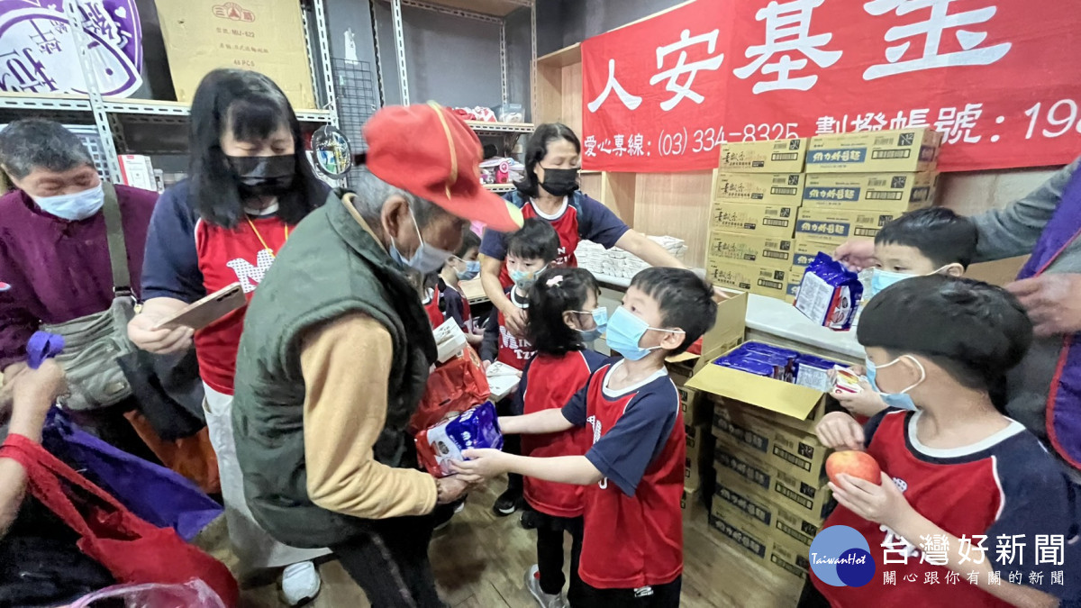 孩童將物資遞給寒士