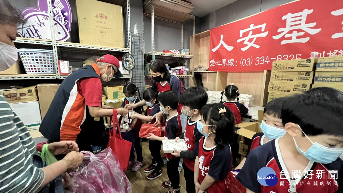 園長帶領孩童將物資送到寒士手中