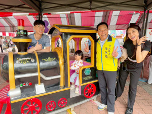 遊樂設施讓小朋友玩到樂不思蜀。（竹山鎮公所提供）