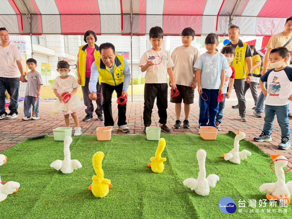 大家來套圈圈。（竹山鎮公所提供）