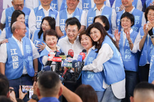 臺中市長盧秀燕（左起）、國民黨臺中市長參選人江啟臣、立委楊瓊瓔、國民黨主席鄭麗文團結迎戰。