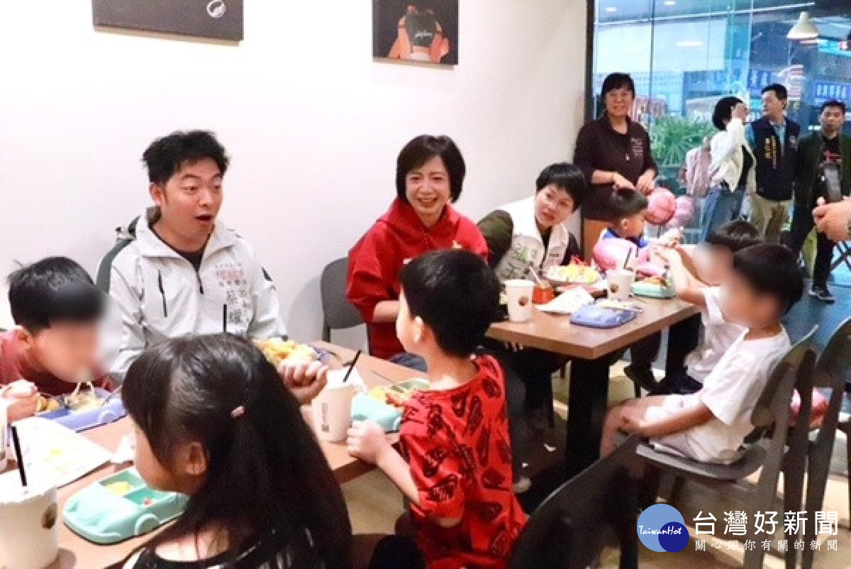 兒童節何欣純陪孩子吃早餐　拋「6欣市政」兒福政策