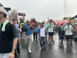 王副縣長張市長等扛起玄天上帝神尊出發往受天宮會香。（記者扶小萍攝）