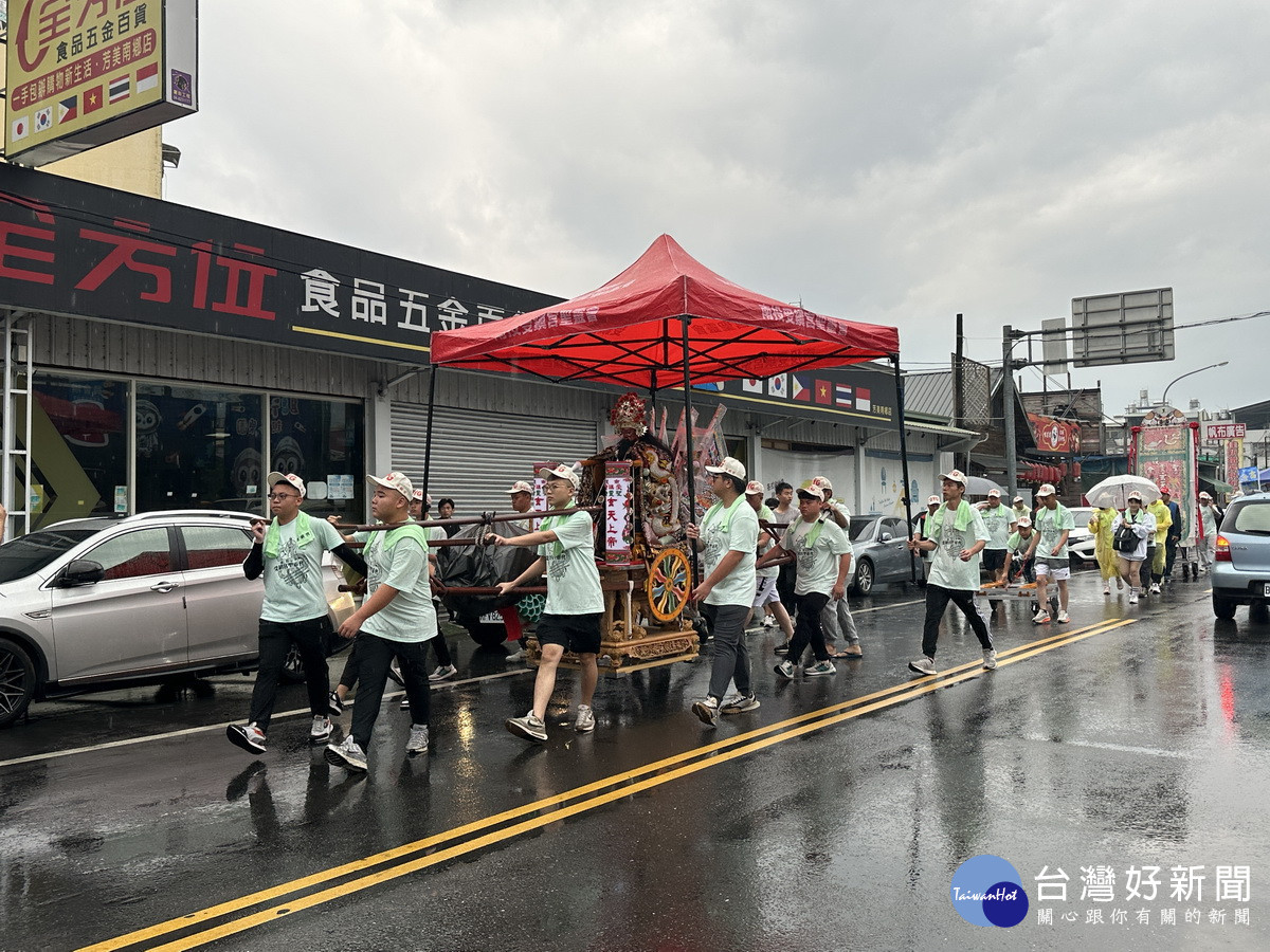 巡香隊伍綿延數百公尺陣勢浩蕩。（記者扶小萍攝）