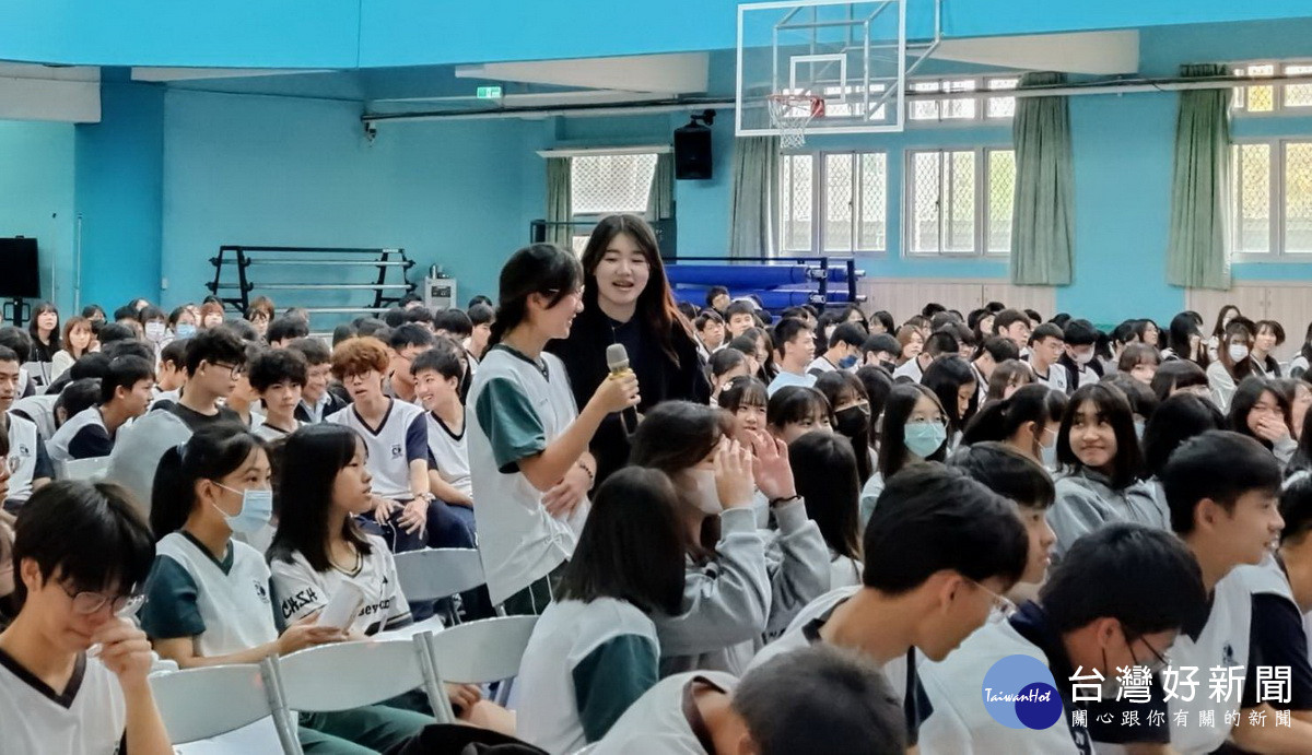 同學興趣高紛提問題互動熱絡。(青發所提供)