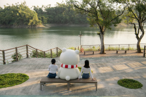 嘉義市大白熊陪你飽覽蘭潭美景／嘉義市府提供