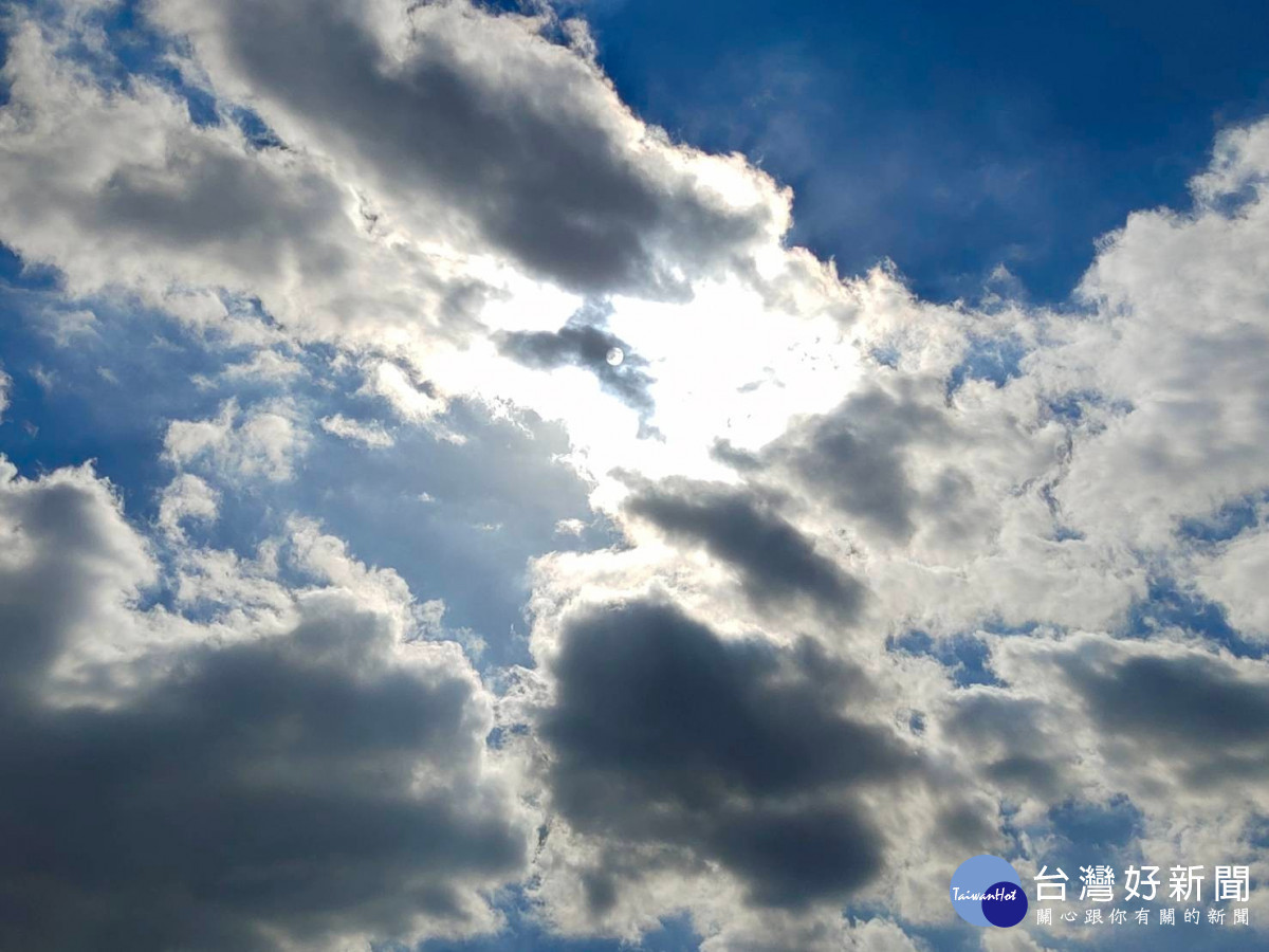 各地降雨減緩氣溫略升　週二鋒面再襲「防強對流雷雨」