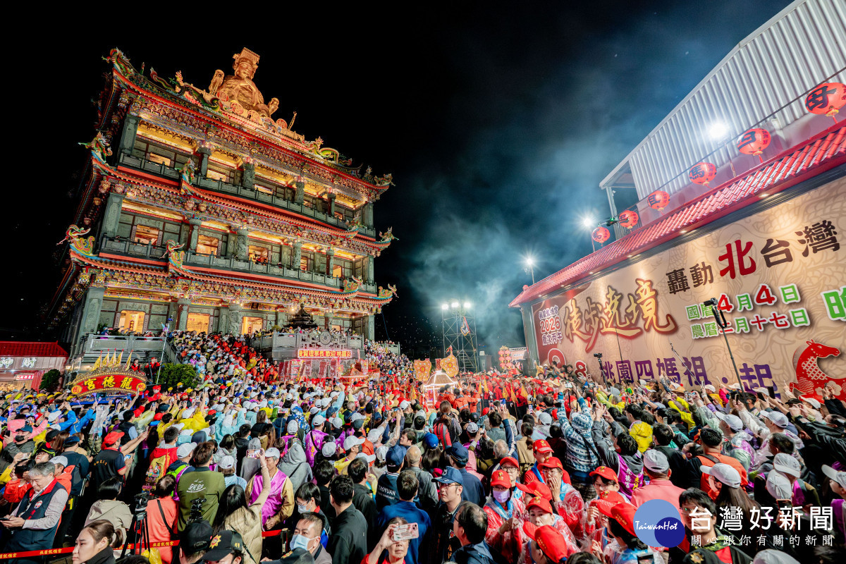「桃園龍德宮9天8暝徒步遶境活動起馬晚會」活動現場人山人海。<br />
<br />
