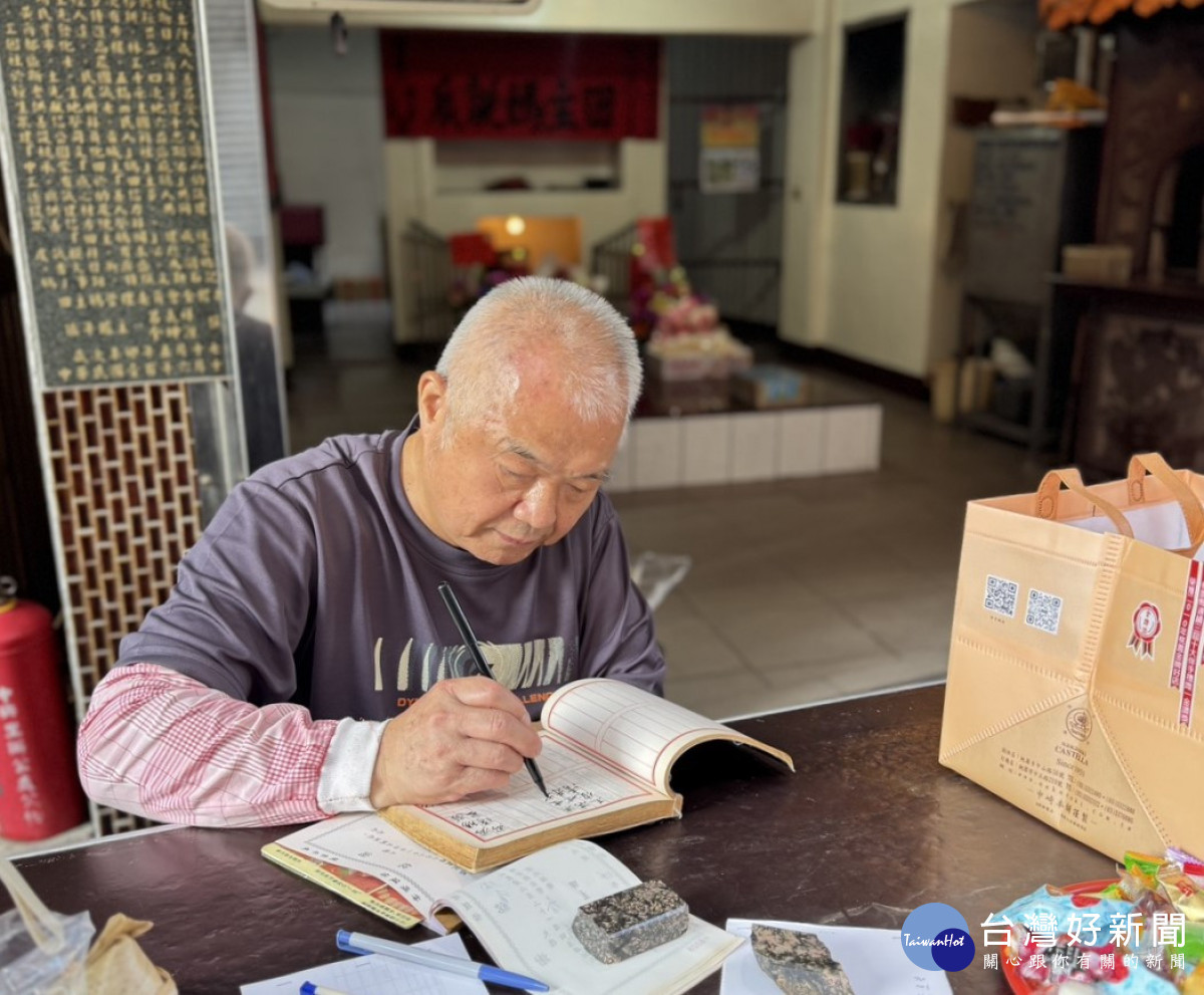 書法家呂寶慶先生揮毫書寫紅榜,為喜事增添濃厚文化氣息。