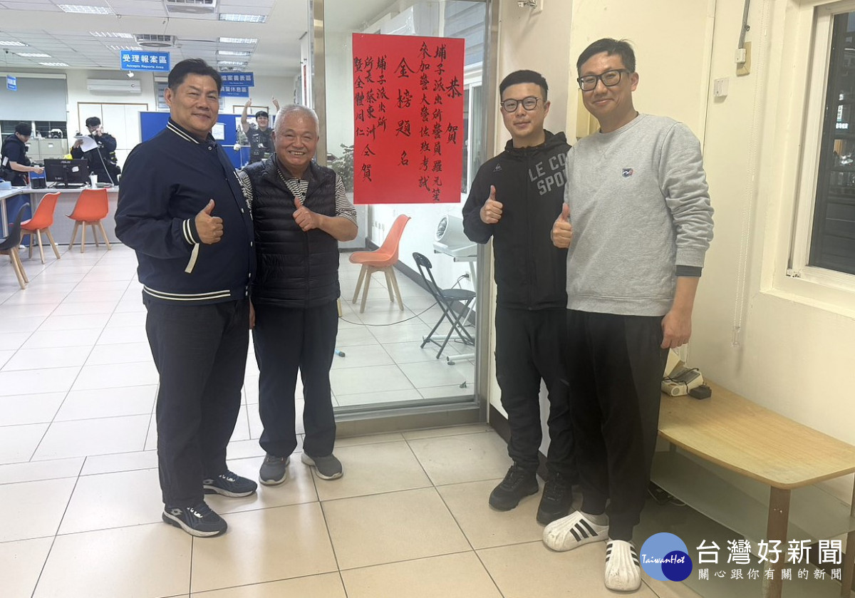 父子同在桃園圓夢！三警金榜題名　「神筆手」揮毫紅榜添喜氣