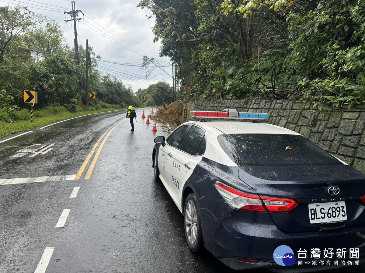 大坑派出所員警擺設三角錐、警車開啟警示燈提醒,實施單線雙向輪放。