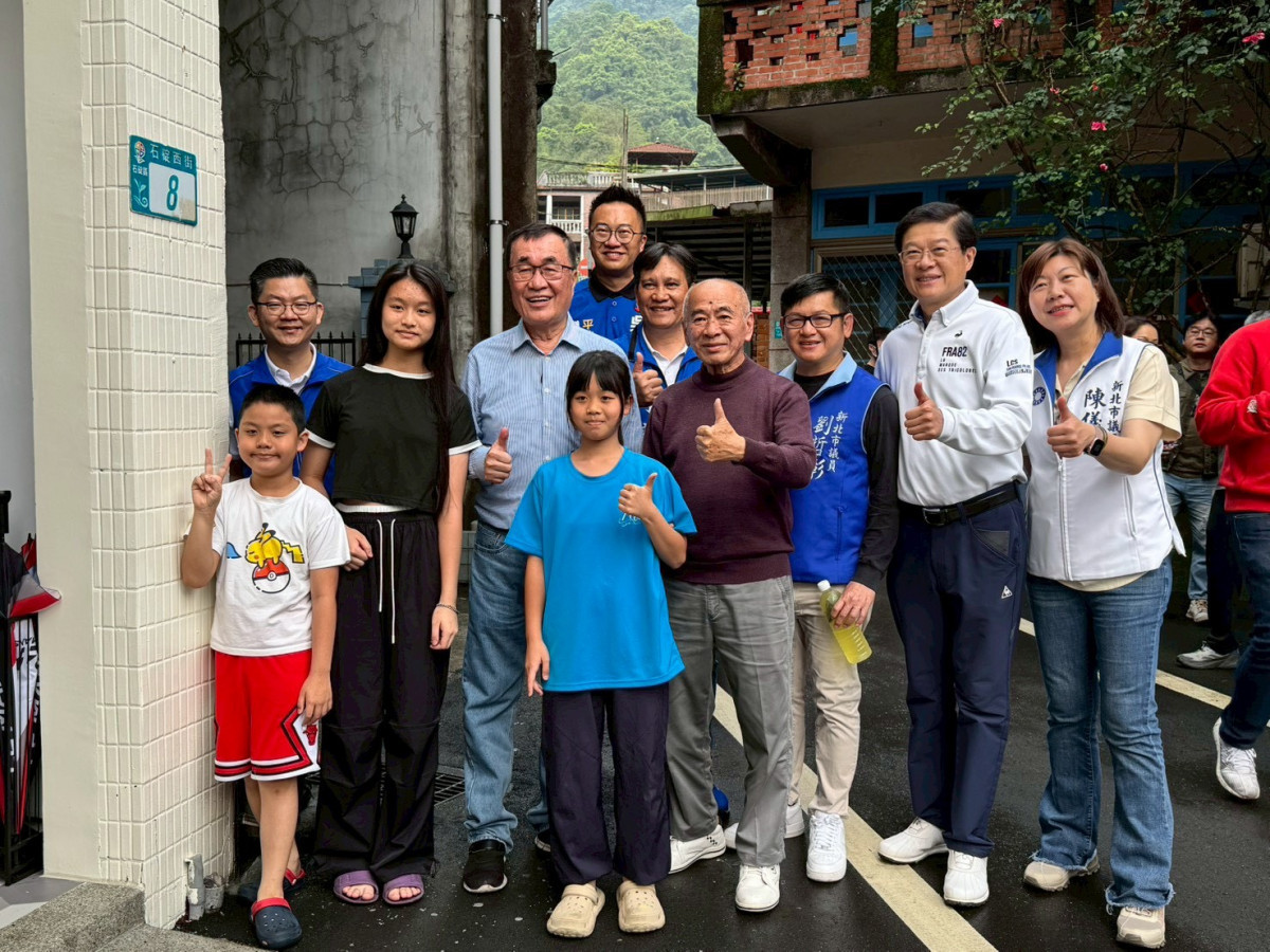 李四川結婚紀念日石碇參拜　獲贈包種茶預祝年底「包中」