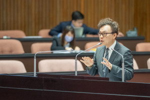 鄭正鈐總質詢要求內政部與行政院人事行政總處儘速檢討制度。