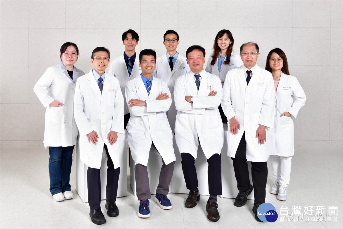 林口長庚眼科部黃奕修部主任(前排右二)、吳為吉醫師(前排左二)與新生兒視覺照護團隊共同守護台灣新生兒靈魂之窗。(林口長庚醫院提供)