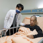 小細胞肺癌雖被視為難以治癒，但在彰基與林聖皓主任（左）的照護下，謝先生走過十多年抗癌路，感恩地說，「真的讓我多活了好幾年。」圖／彰基提供