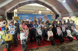 環保局舉辦老舊機車換電動機車及設汽車充電樁補助記者會。（記者扶小萍攝）