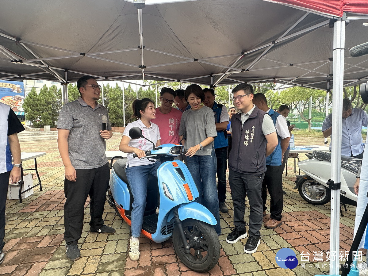 縣長與議員到各廠商攤位了解性能。（ 記者扶小萍攝）