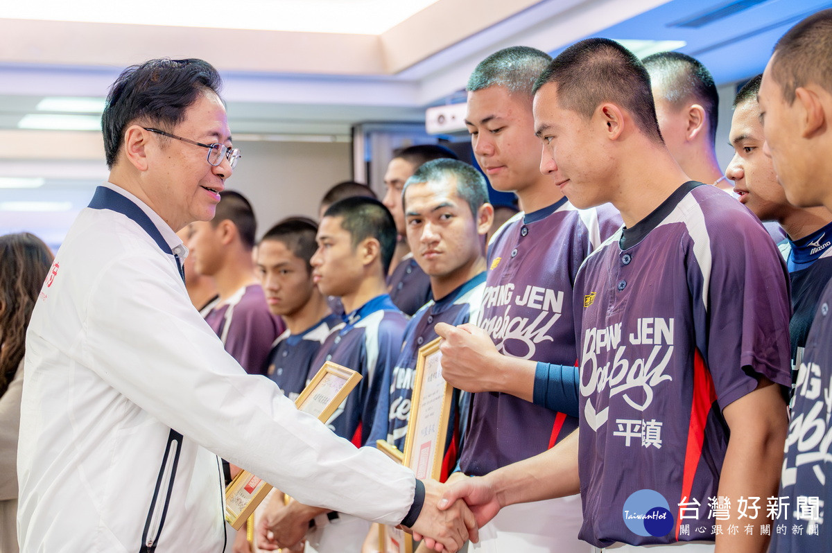 桃園市長張善政出席「桃園市三級棒球績優隊伍表揚活動」，頒獎表揚430位表現優異的棒球選手。