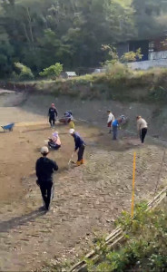 曲冰部落居民自立自強整理小型足球場。（趙榮瑞總監提供）