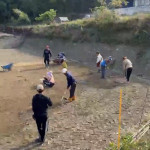 曲冰部落居民自立自強整理小型足球場。（趙榮瑞總監提供）